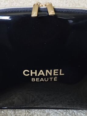 CHANEL Beauté Black Glossy Patent Cosmetic Pouch Approx. Size: 9" x 7" Pre-Loved